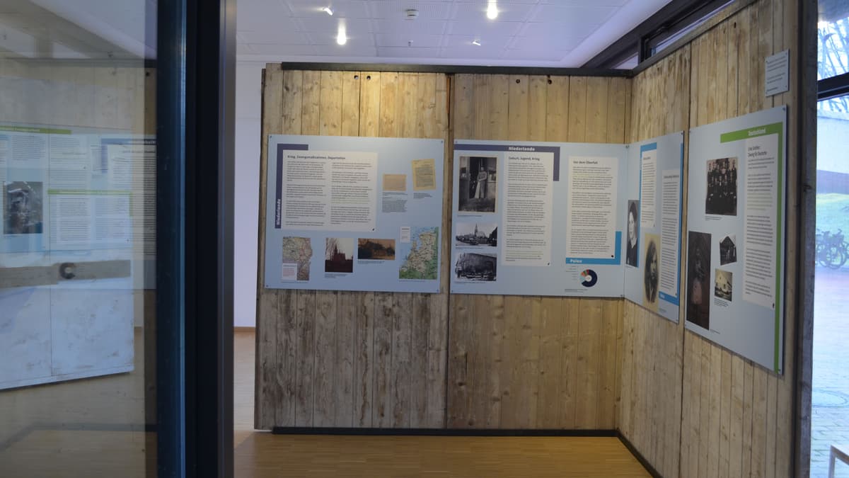 Die Barackenwand in der Ausstellung