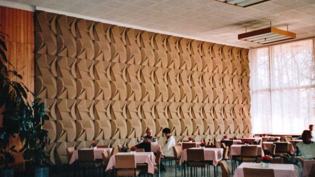 Historische Innenansicht mit Formsteinwand von Eberhard Wolf