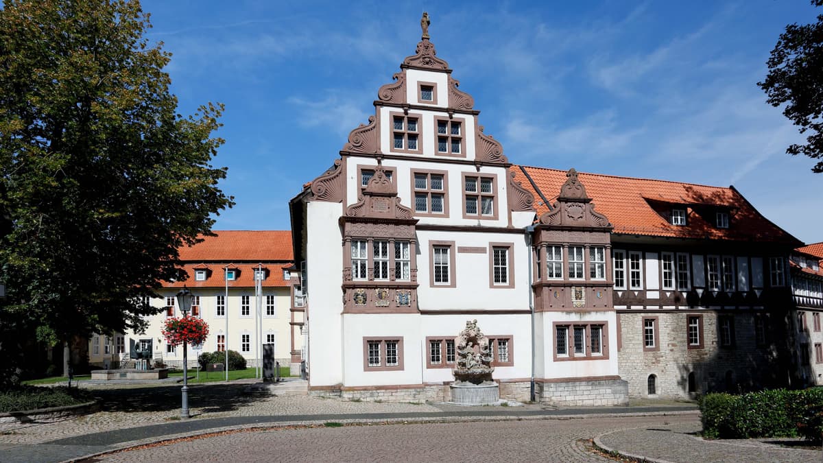 Abteigebäude mit Elisabeth-Brunnen