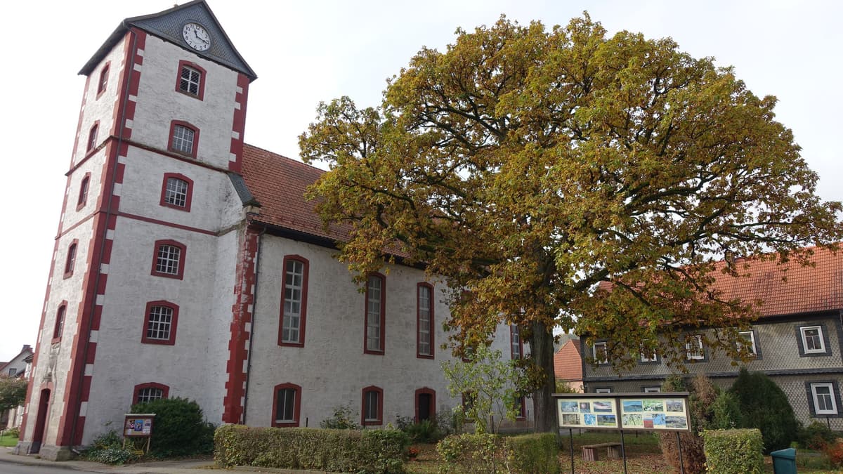 Osterkirche Schwarza mit Luthereiche u. Gemeindehaus
