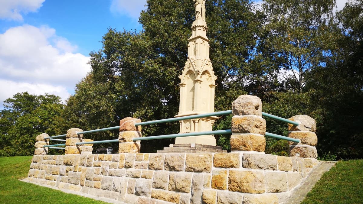 Kriegerdenkmal mit Germania-Standfigur auf dem „Exerzierplatz“