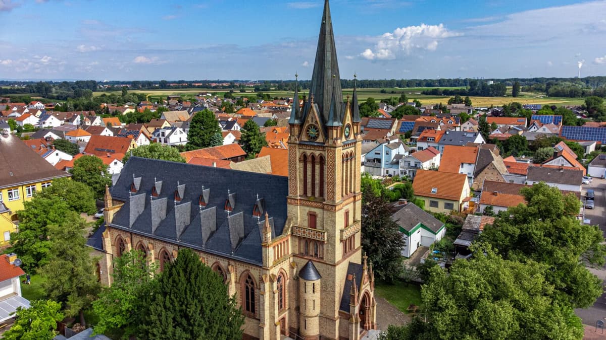 Katholische Kirche Märia Himmelfahrt Otterstadt, Südansicht mit Kirchturm und Langhaus