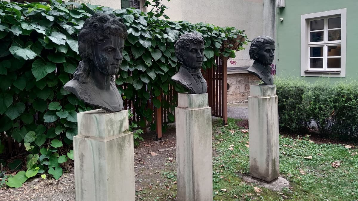 Büsten der Schlegels im Garten des "Romantikerhauses" - aufgestellt i ZUge der Einrichtung als Gedenkstätte der Frühromantik 1985