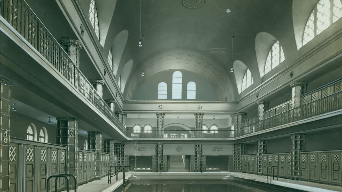 Historische Aufnahme der Männerhalle im Stadtbad Halle