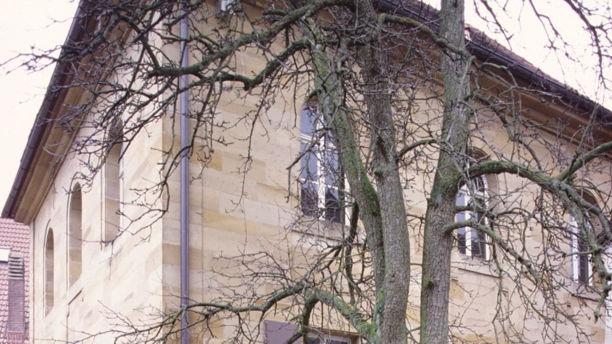 Blick von außen auf die Synagoge Ermreuth
