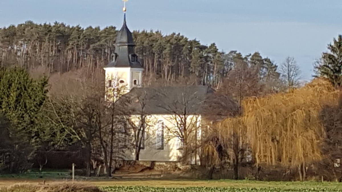Kirche Neukirch – Blick vom Friedhof