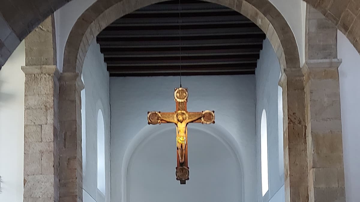 Vierungsbogen mit Kruzifix (15. Jh.)