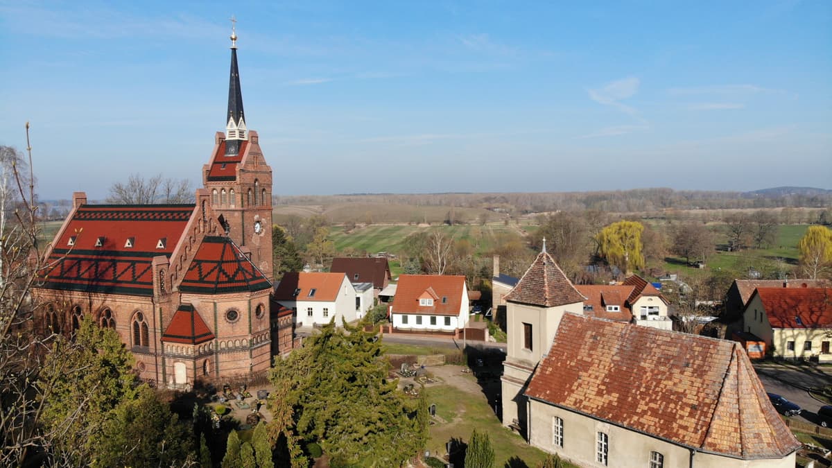 Neue Kirche Golm (links) und Alte Dorfkirche