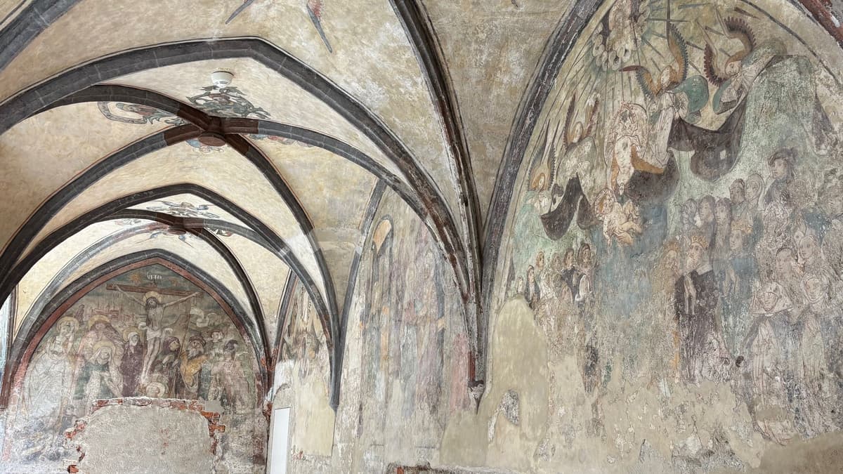 Fresken im Kreuzgang des ehemaligen Elsbethenklosters