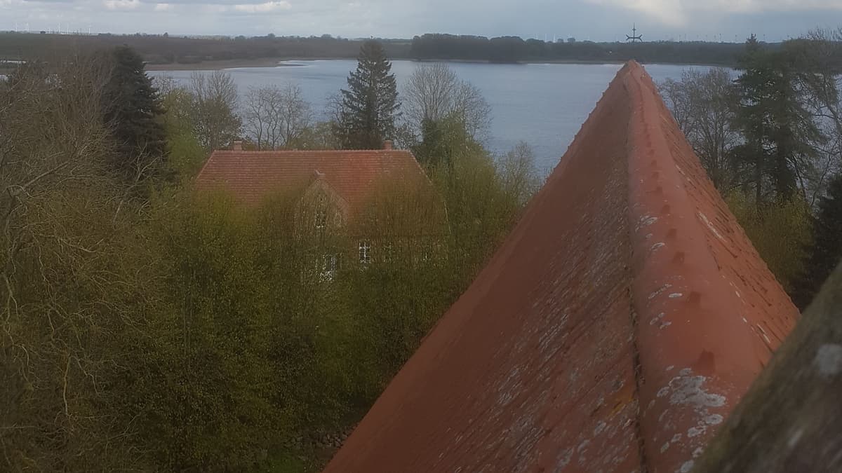 Pfarrhaus und See vom Kirchturm aus