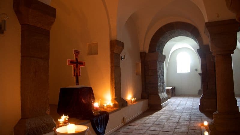 romanische Krypta nach Süden