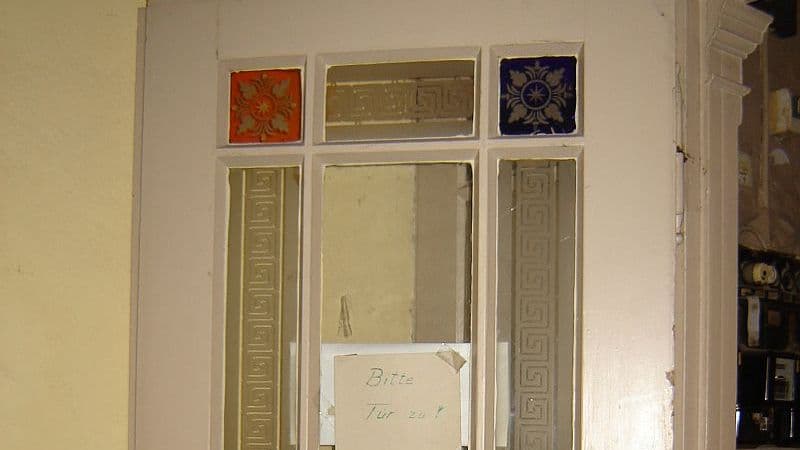 Windfangtür in Nr. 10