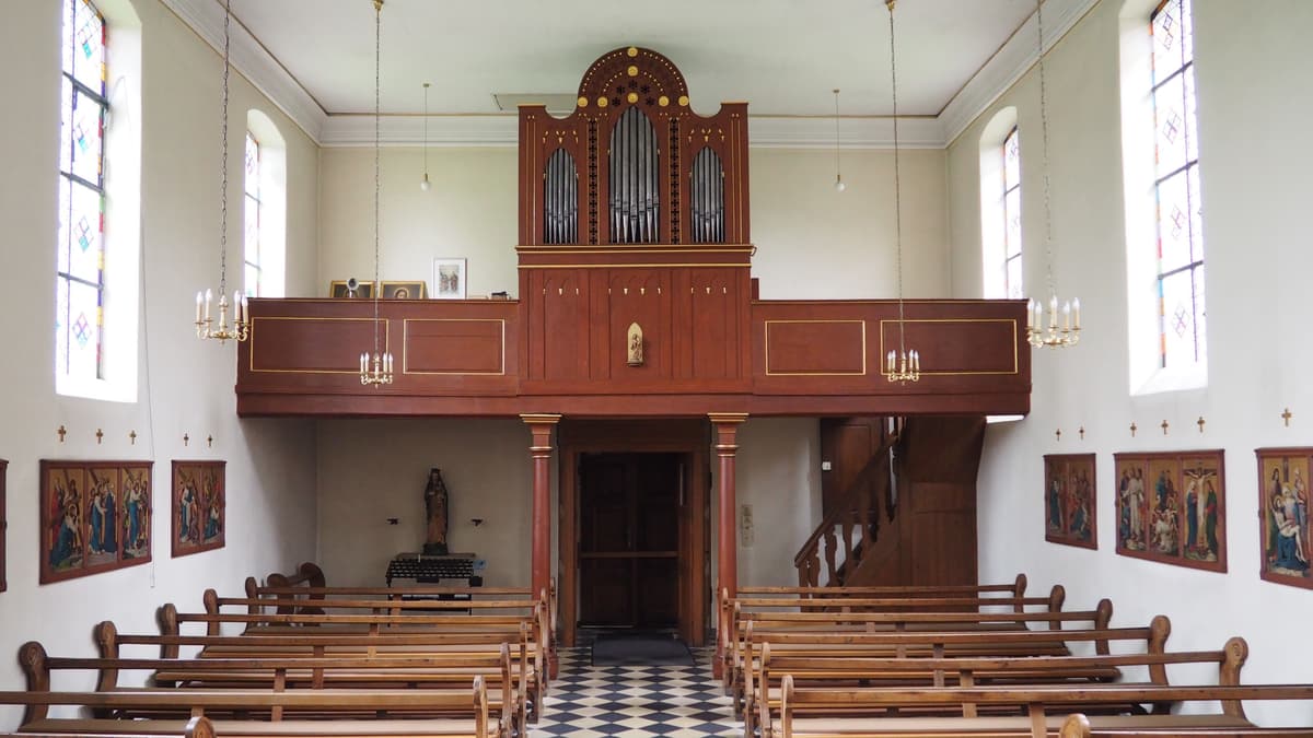 Blick auf die Empore mit Orgel