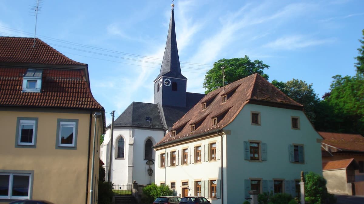 Kirche St. Laurentius Darstadt mit Pfarrhaus