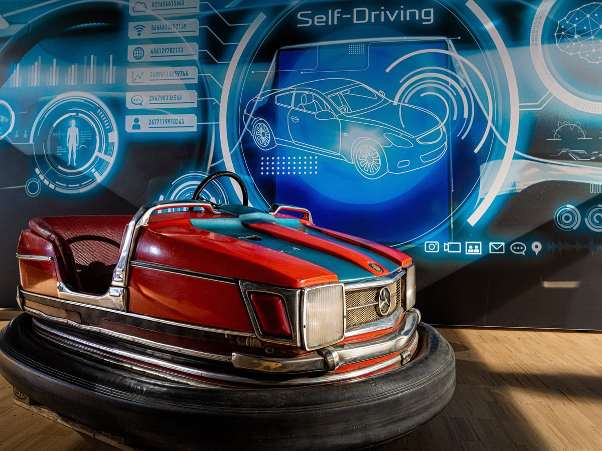 Autoscooter in der Zeitreise Strom
