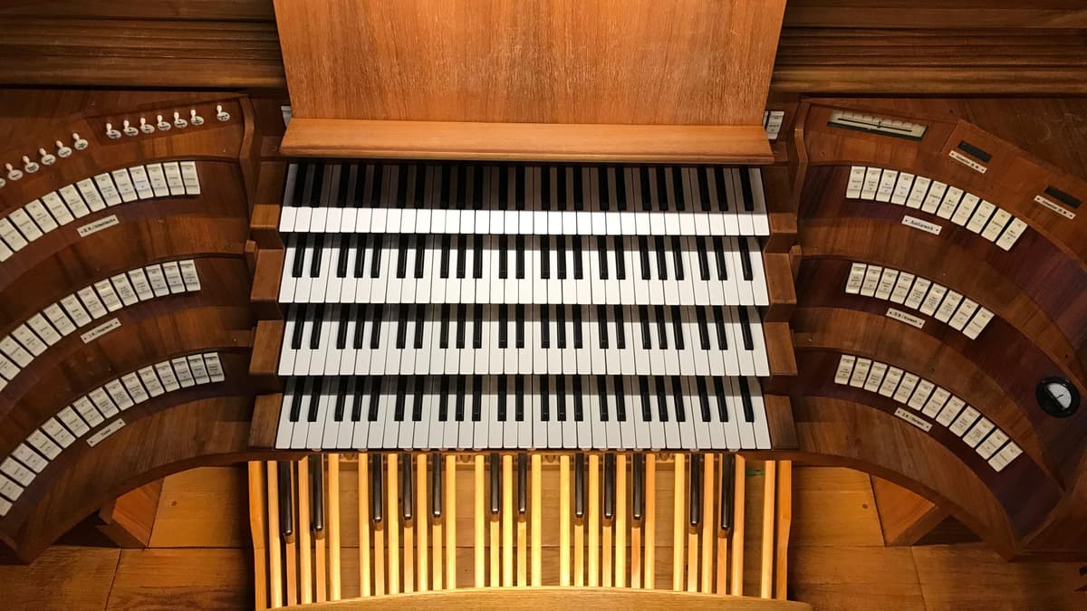 Spieltisch der Steinmeyer-Orgel