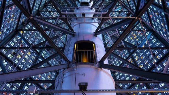 Glockenturm__Innenansicht_mit_Treppenroehre__Stahlskelett_und_Glaswand__2020