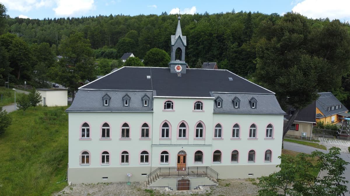 Die Antonshütte mit erneuerter Fassade und Dachmansarde