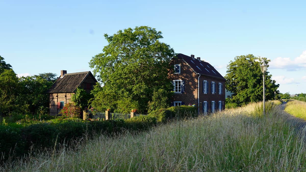 Nühlenhof mit Bauerngarten und Backhaus Foto von Juni 2024