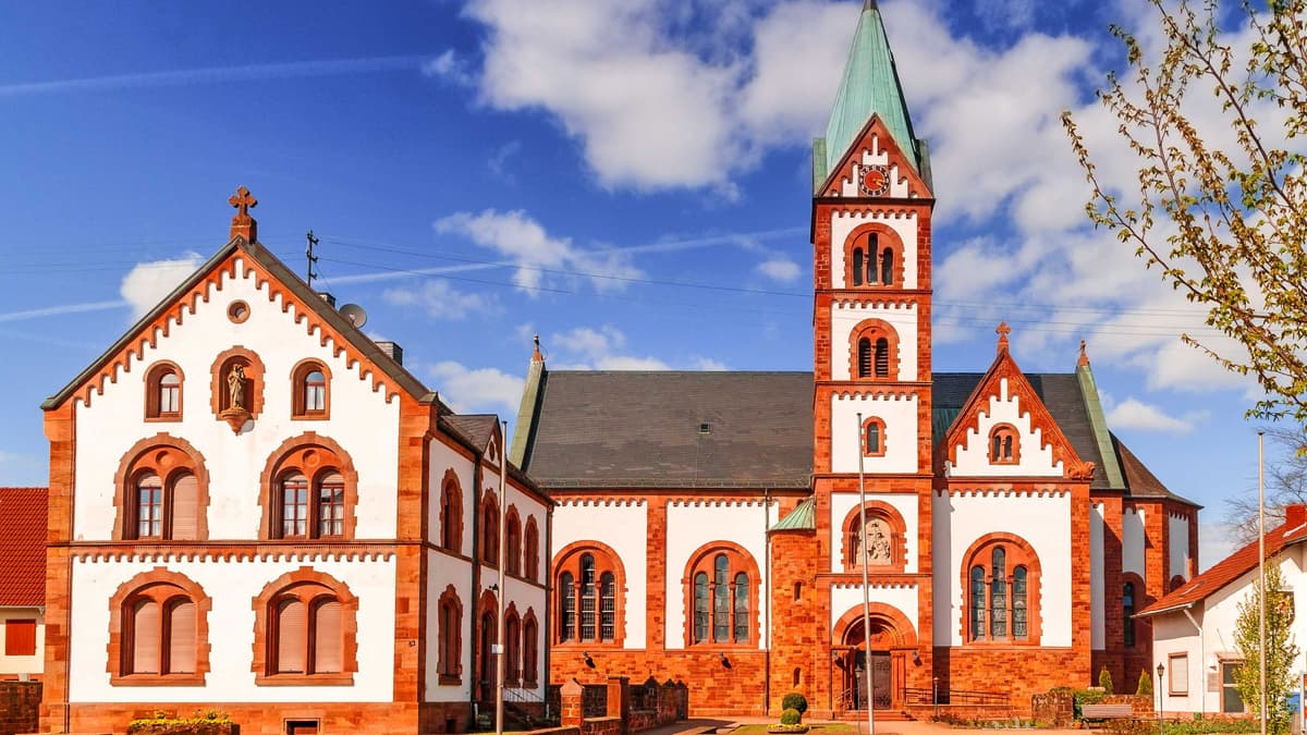 Pfarrhaus und Kirche