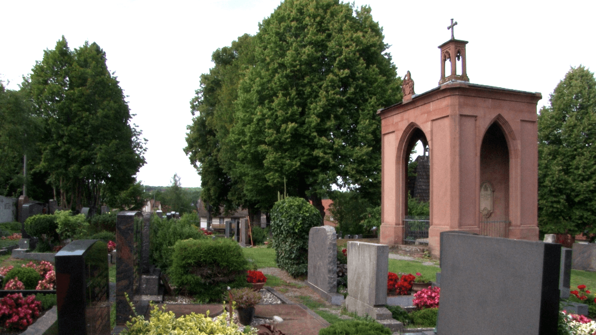 Mausoleum der Adelsfamilie von Wolfskeel, Vorderseite