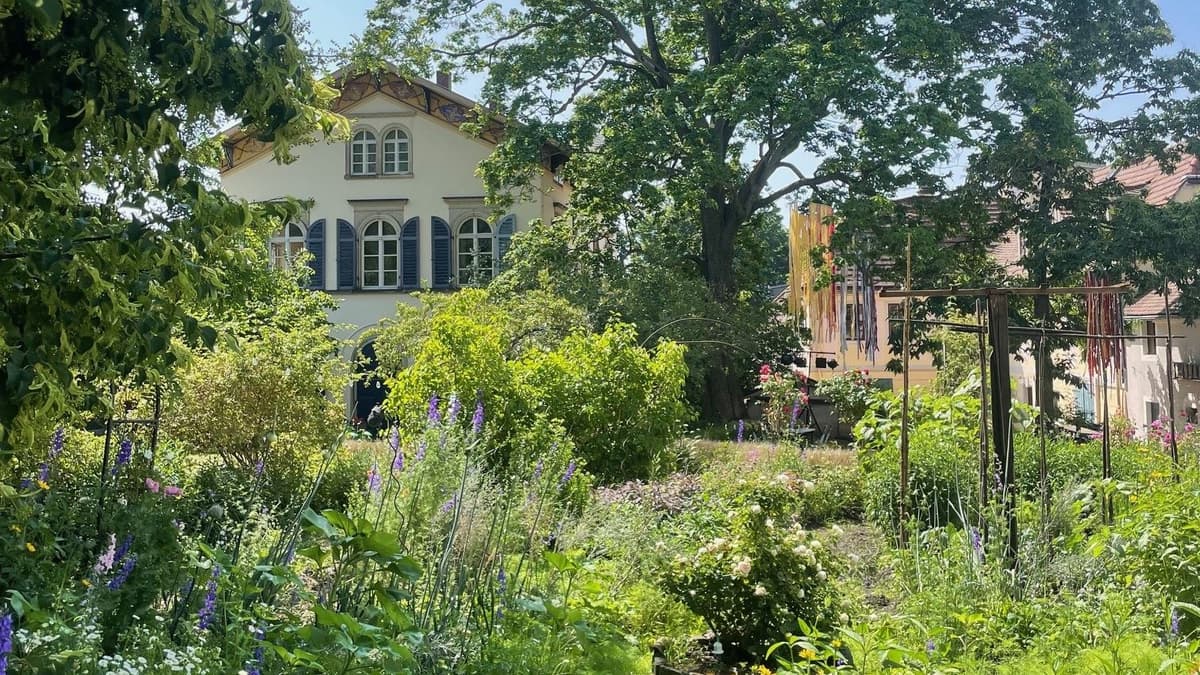 Weingutsgarten mit Landhaus