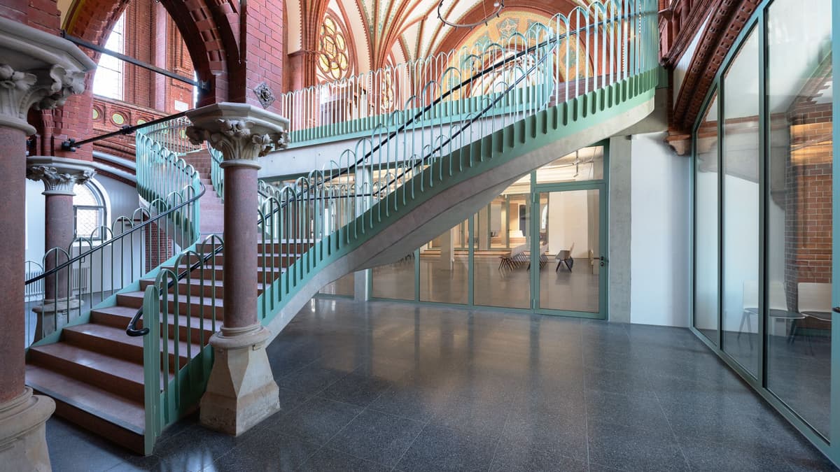 Foyer mit Himmelstreppe und Blick in das Westkreuz