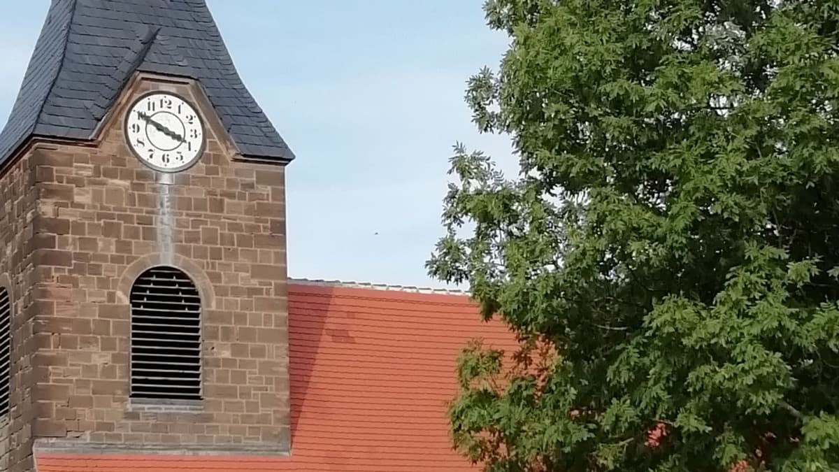Kirchturm mit Uhr