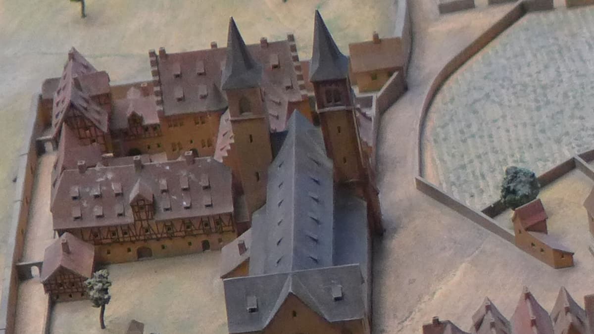 Ansicht SchottenkModell des Würzburger Schottenklosters (links) und der Würzburger Deutschhauskirche (rechts) um das Jahr 1525 (Konzeption Franz Serberich, Ausführung Georg Achatz u. Karl Steinbauer, 1953-1967, Lindenholz, Maßstab 1:500, Fürstenbaumuseum Würzburg)