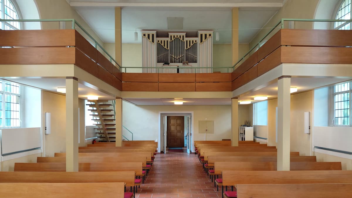 Blick zur Empore mit der Orgel