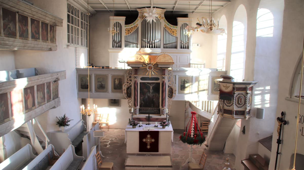 Orgel direkt über dem Altar, rechts die Bauernbarockkanzel