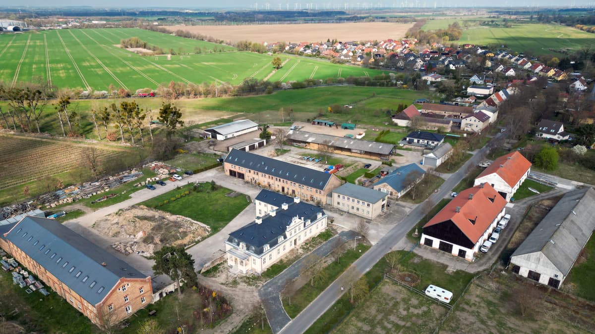 Luftbild der Gutsanlage Satzkorn, die den gesamten Süden des Dorfes einnimmt
