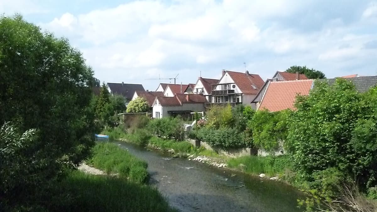 Denkmalbereich Schloß Neuhaus - Ansicht von der Alme