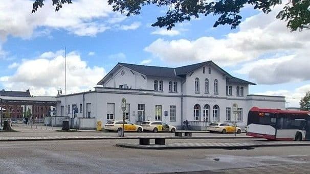 Der Kempener Bahnhof im Hintergrund links die ehem. Arnoldfabrik