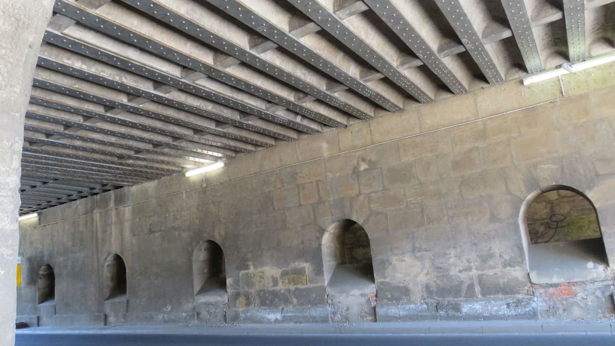 Unter der Bahnbrücke Tunnelstraße
