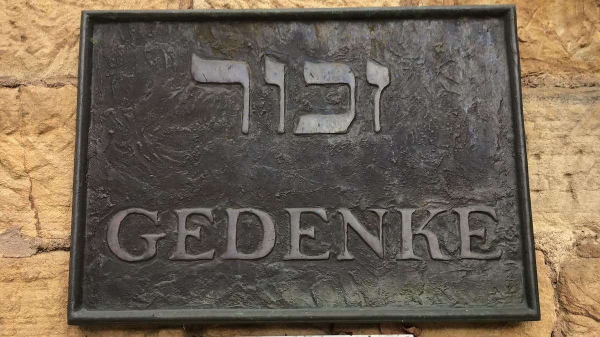Gedenktafel am Rathaus in Weinsheim