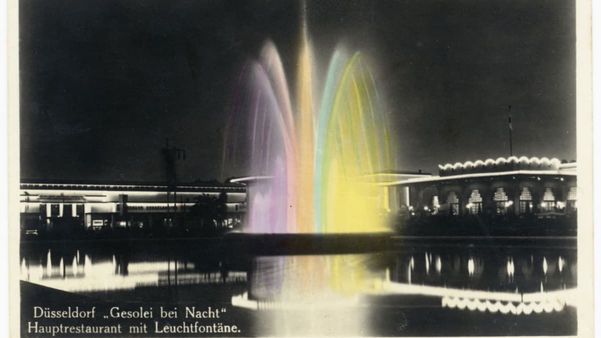 Hauptrestaurant der GeSoLei bei Nacht, Postkarte farbig nachgezeichnet, 1926