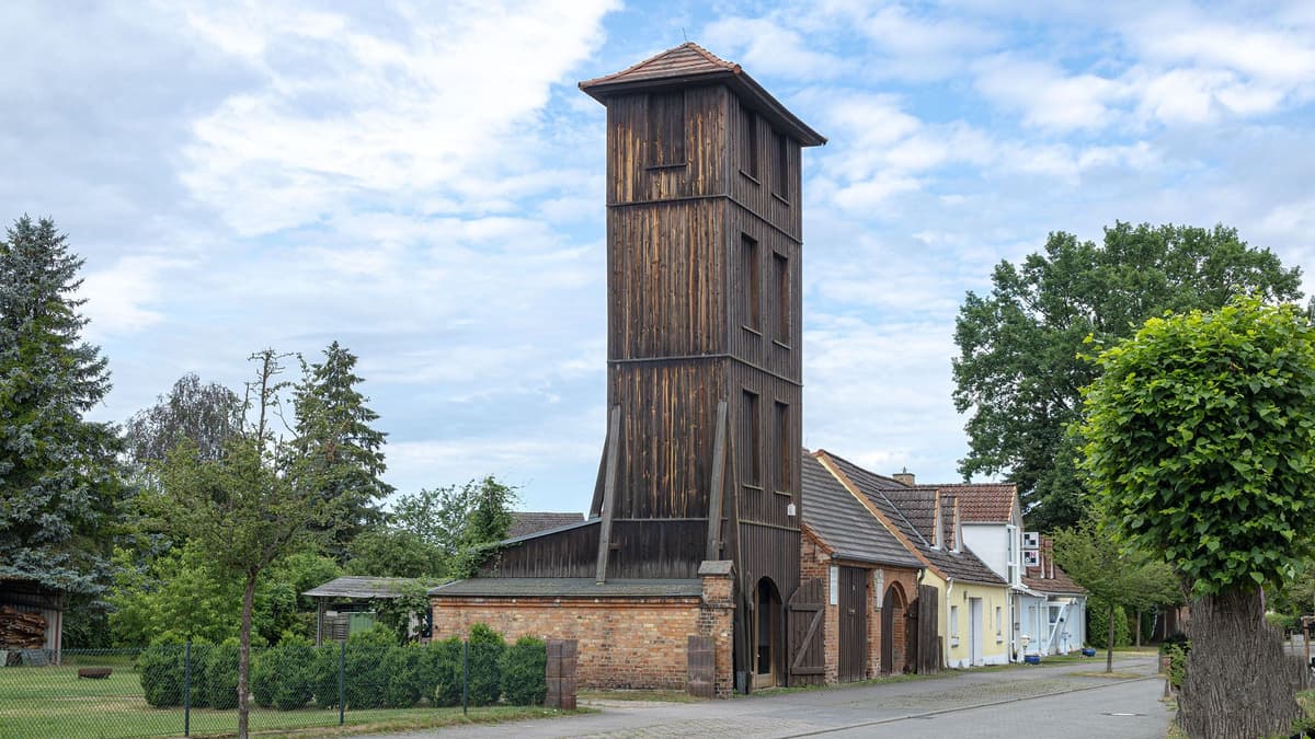 Feuerwehrgerätehaus mit Schlauchturm