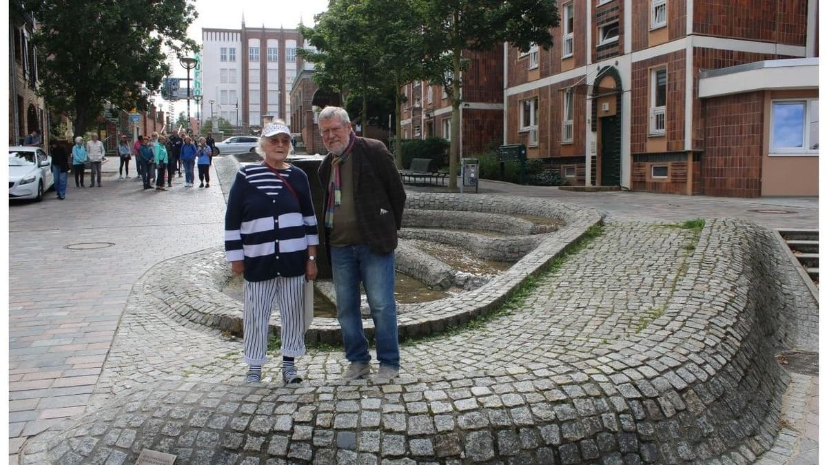 Anneliese Zintler und Wolfgang Friedrich vor ihrem Wasserspiel