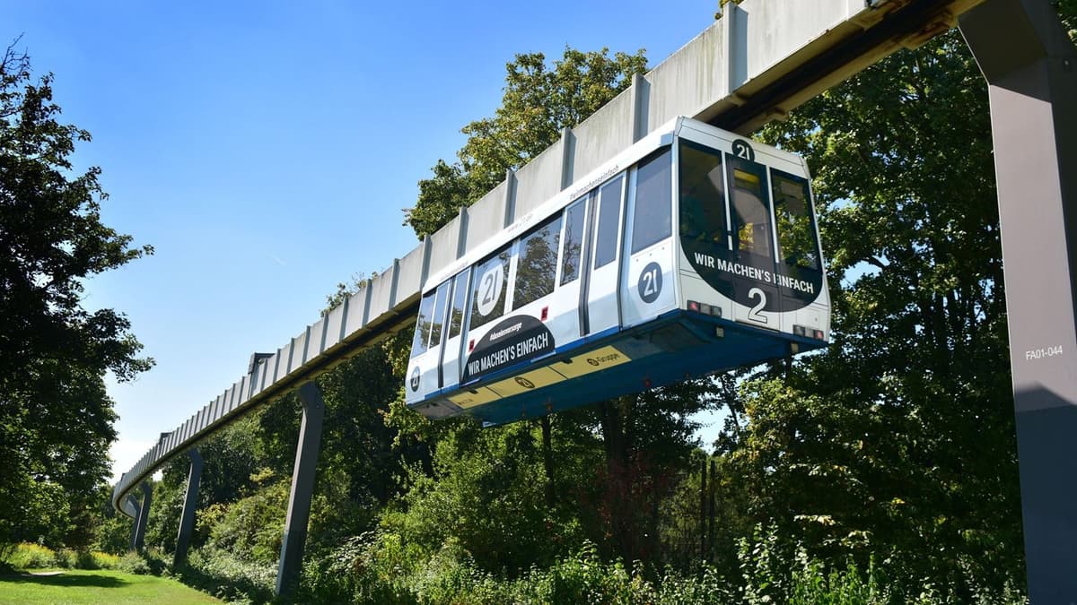 Als Pilot- und Forschungsprojekt geplant, verbindet die H-Bahn noch heute die etwa 1,2 Kilometer auseinanderliegenden Universitätsflächen