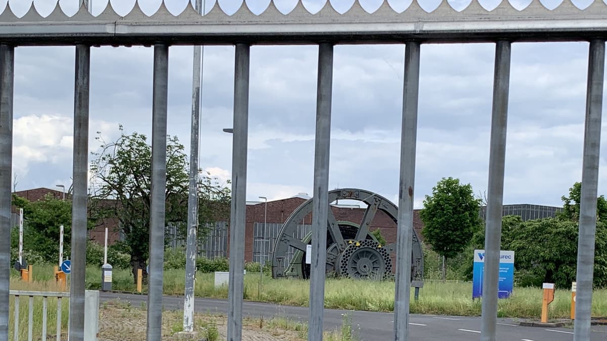 Werkseinfahrt MRW Rath mit Schwungrad im Hintergrund