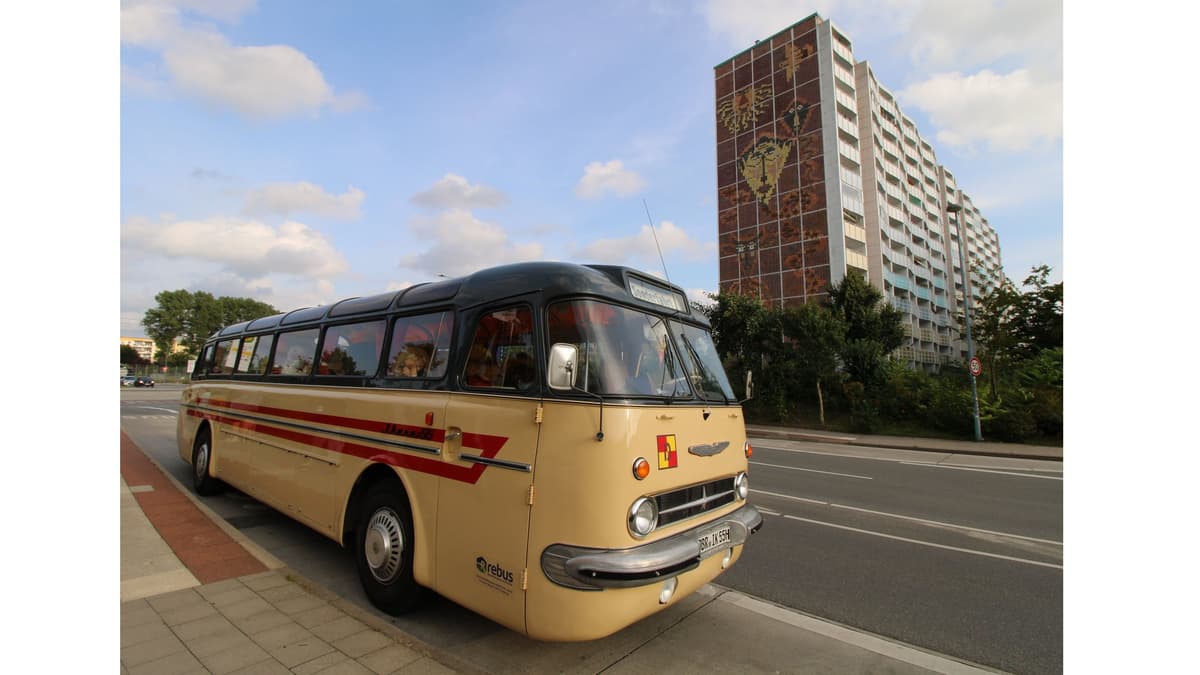 Ikarus 55 vor Denkmal-Hochhaus-Giebel