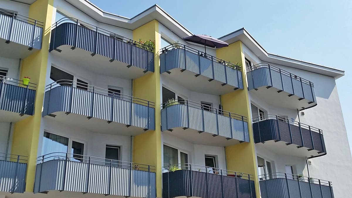 Balkone und Fassaden im 1950er Jahre Wohnungsbau