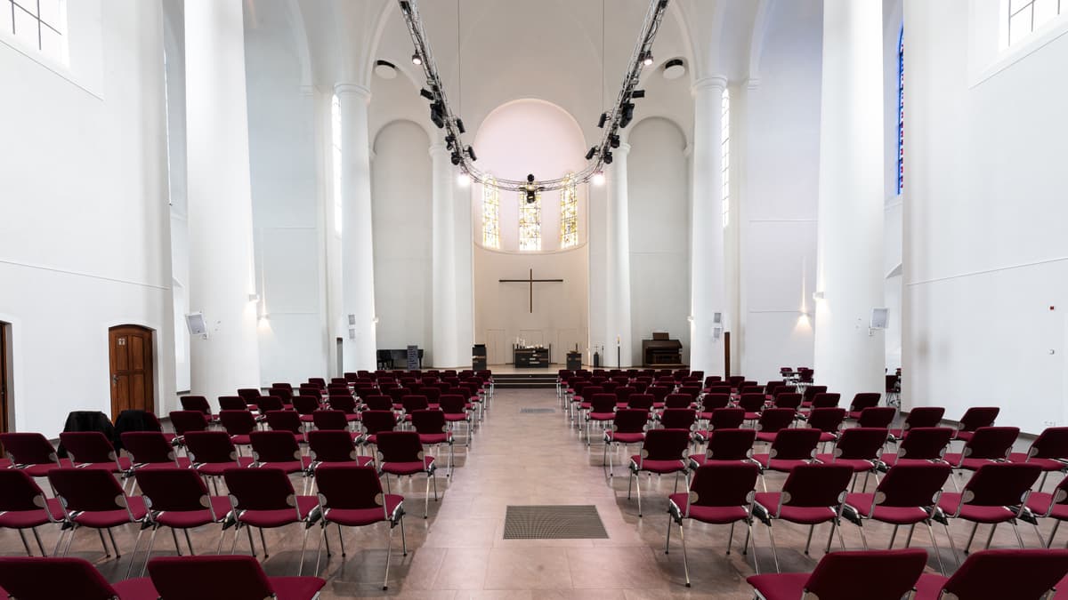 Kreuzeskirche innen zum Altar