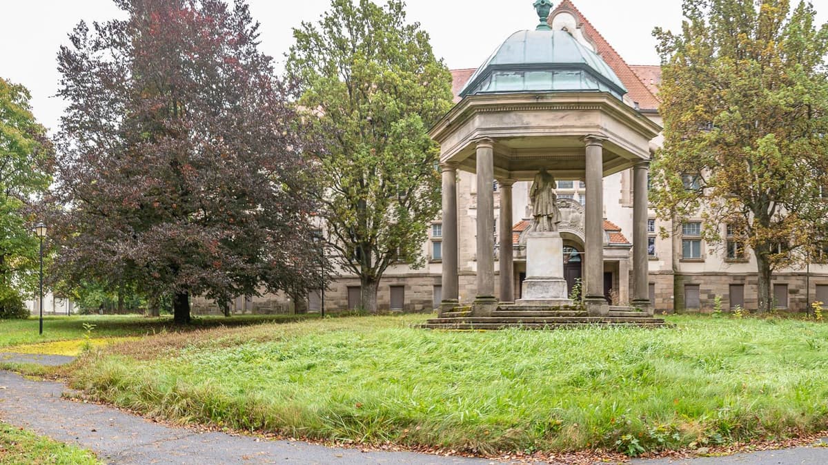 Pestalozzi Denkmal am Schloss Lenoir