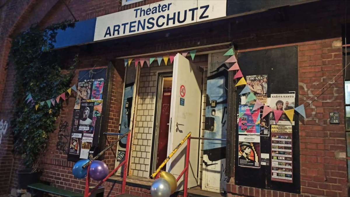 Frontansicht des Eingangs des Artenschutztheaters