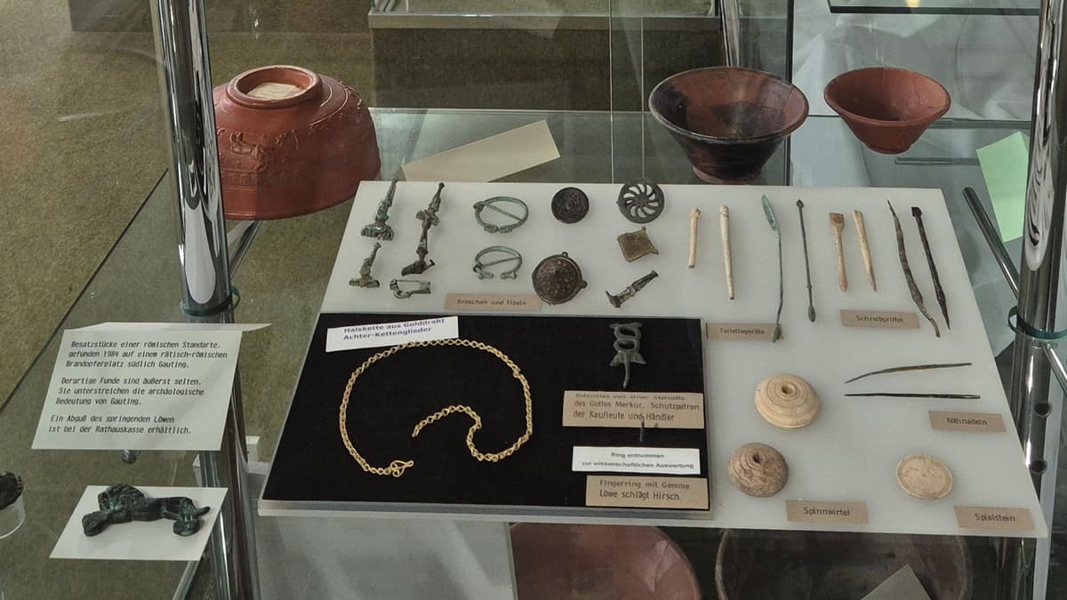 Blick in die Vitrine im oberen Rathausfoyer