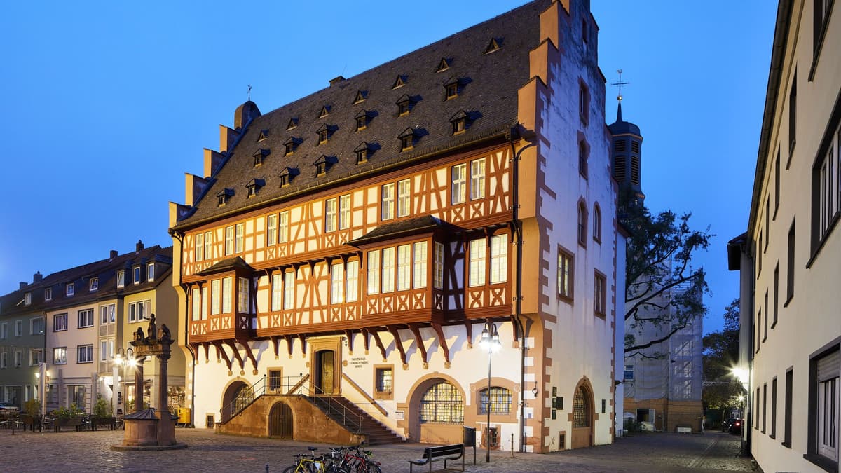 Das Deutsche Goldschmiedehaus Hanau am Abend