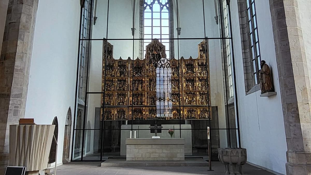 Das als „Goldenes Wunder“ bekannte Altarretabel in Sankt Petri