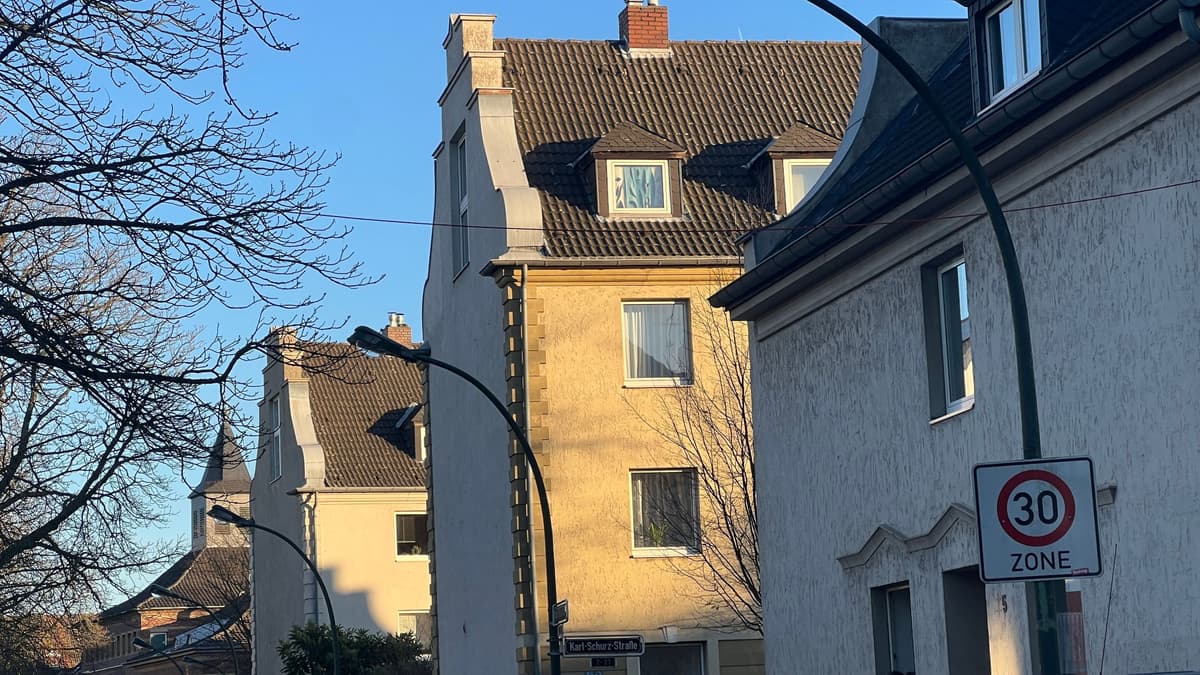 Carl-Schurz-Siedlung: Kopernikusstr. Im Hintergrund die Lutherkirche, gleiche Periode